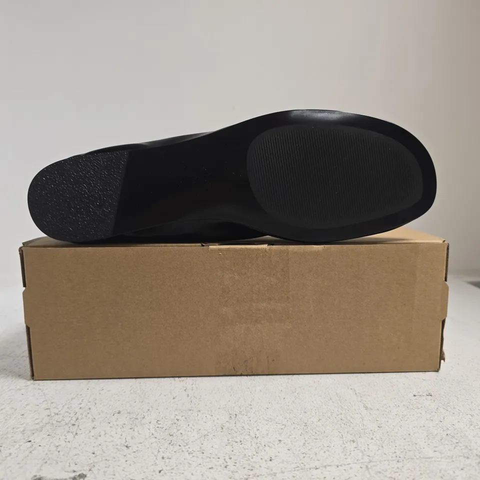 BOXED PAIR OF MANGO 620 WOMEN'S PUMPS IN BLACK SIZE UK 8