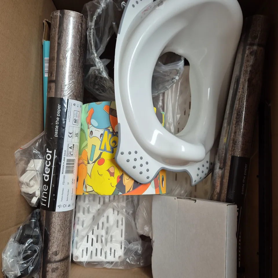 BOX OF APPROXIMATELY 15 ASSORTED HOUSEHOLD ITEMS TO INCLUDE - DUVET SET - DOORMAT - WALLPAPER - ETC