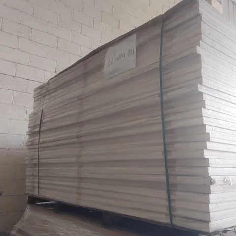 PALLET CONTAINING A VERY LARGE QUANTITY OF ASSORTED DOORS