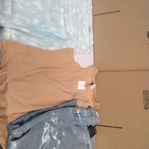 PALLET CONTAINING APPROXIMATELY 100 OF WOMEN'S DESIGNER CLOTHES WHICH INCLUDE; JD WILLIAMS TOPS, JEANS SHOES ETC