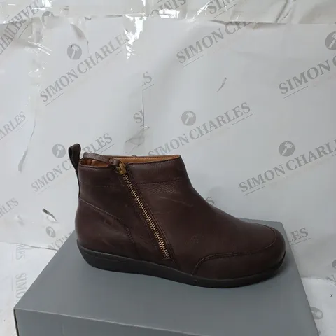VIONIC LOIS FULL GRAIN CHUKKA FLAT BOOT - SIZE 7