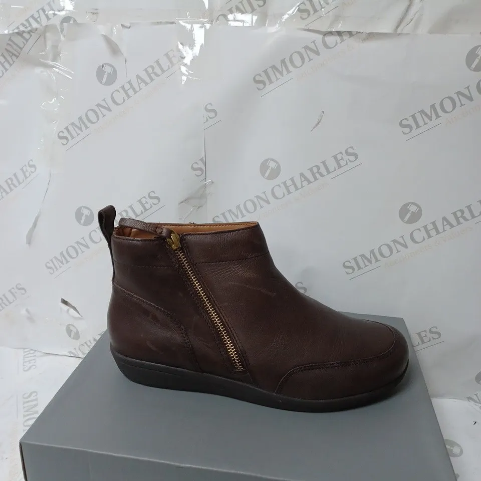 VIONIC LOIS FULL GRAIN CHUKKA FLAT BOOT - SIZE 7