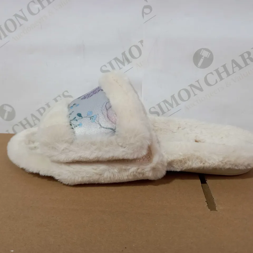VIONIC FLORAL DESIGN WHITE FLUFFY SLIPPERS, SIZE 7 UK