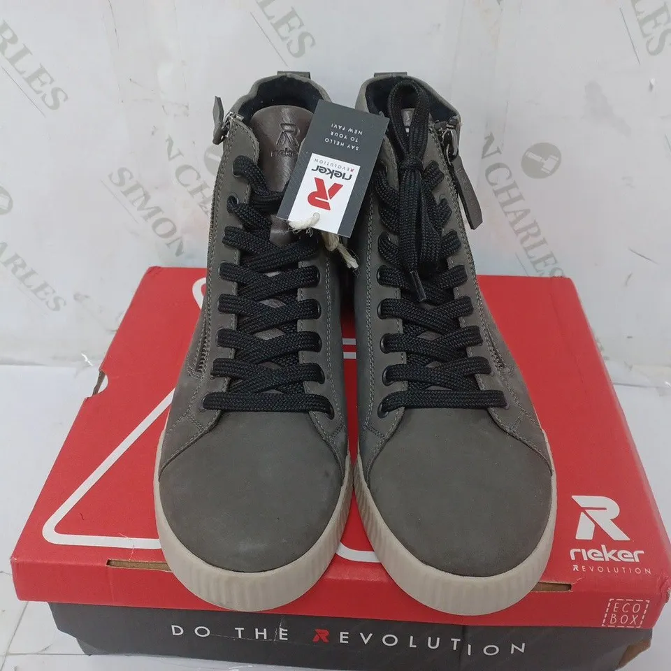 BOXED RIEKER SIDE ZIP TRAINER BOOT IN GREY - 40