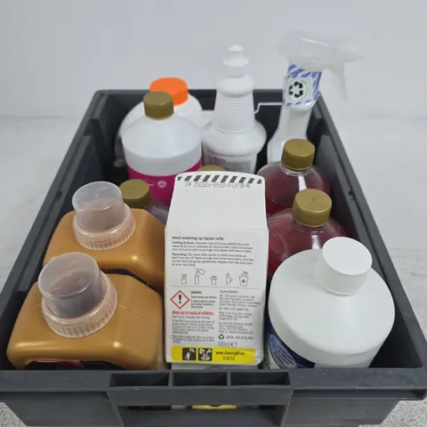 APPROXIMATELY 10 ASSORTED HOUSEHOLD PRODUCTS TO INCLUDE BOOSTER GEL, WASHING UP LIQUID, BATHROOM CLEANER ETC