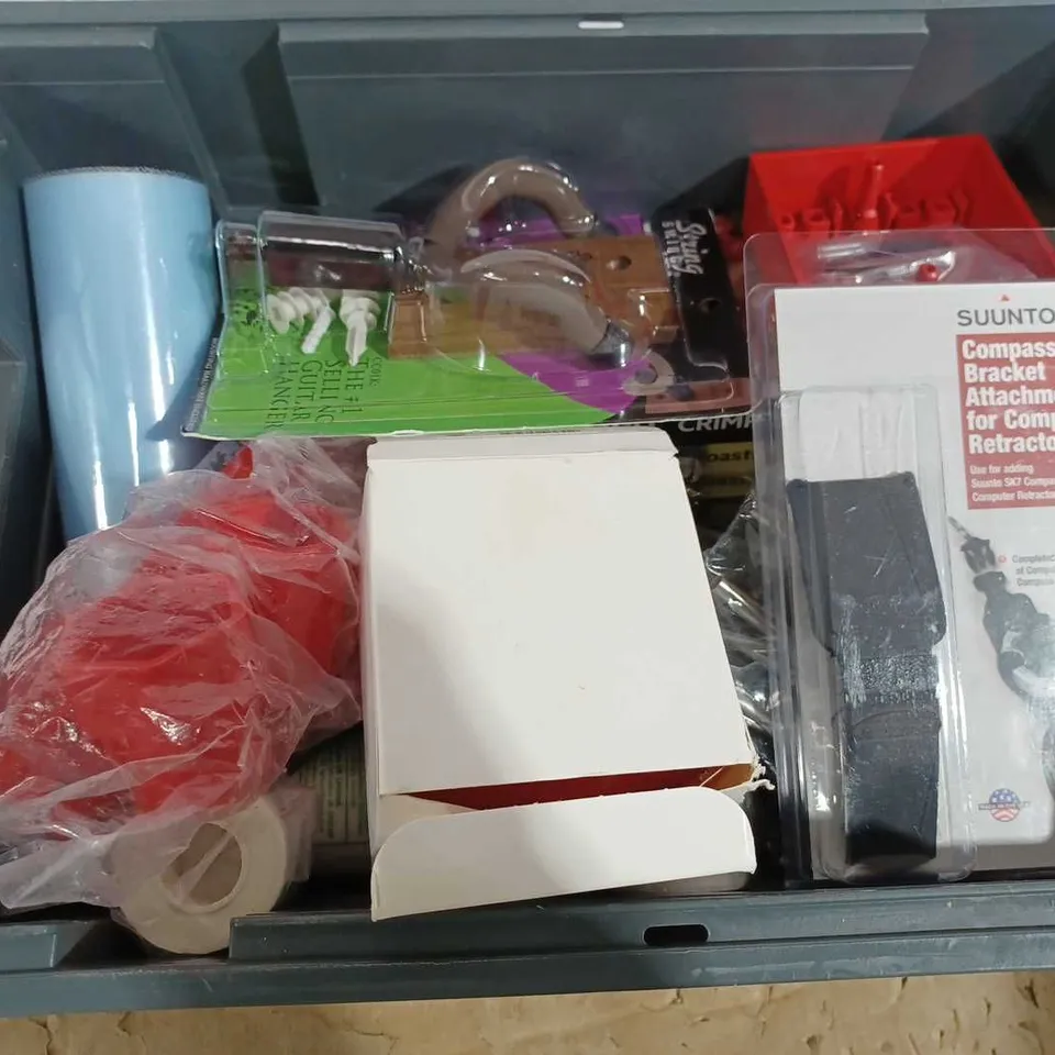 BOX OF APPROX 10 ASSORTED ITEMS TO INCLUDE - CRIMPIT TOASTIE MAKER FOR THINS - STRING SWING - COMPASS BRACKED ECT