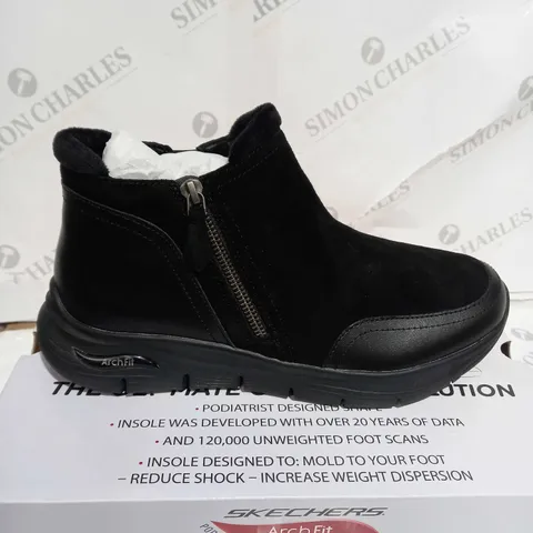 BOXED SKECHERS ARCH FIT SMOOTH ZIP BOOTS, BLACK - SIZE 7