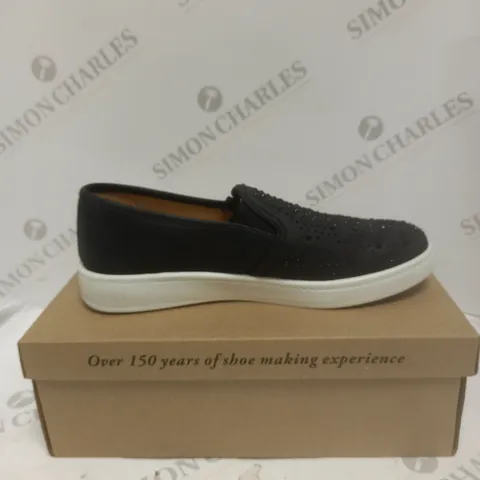 BOXED CUSHION WALK DIAMONATE TRAINERS - SIZE 7