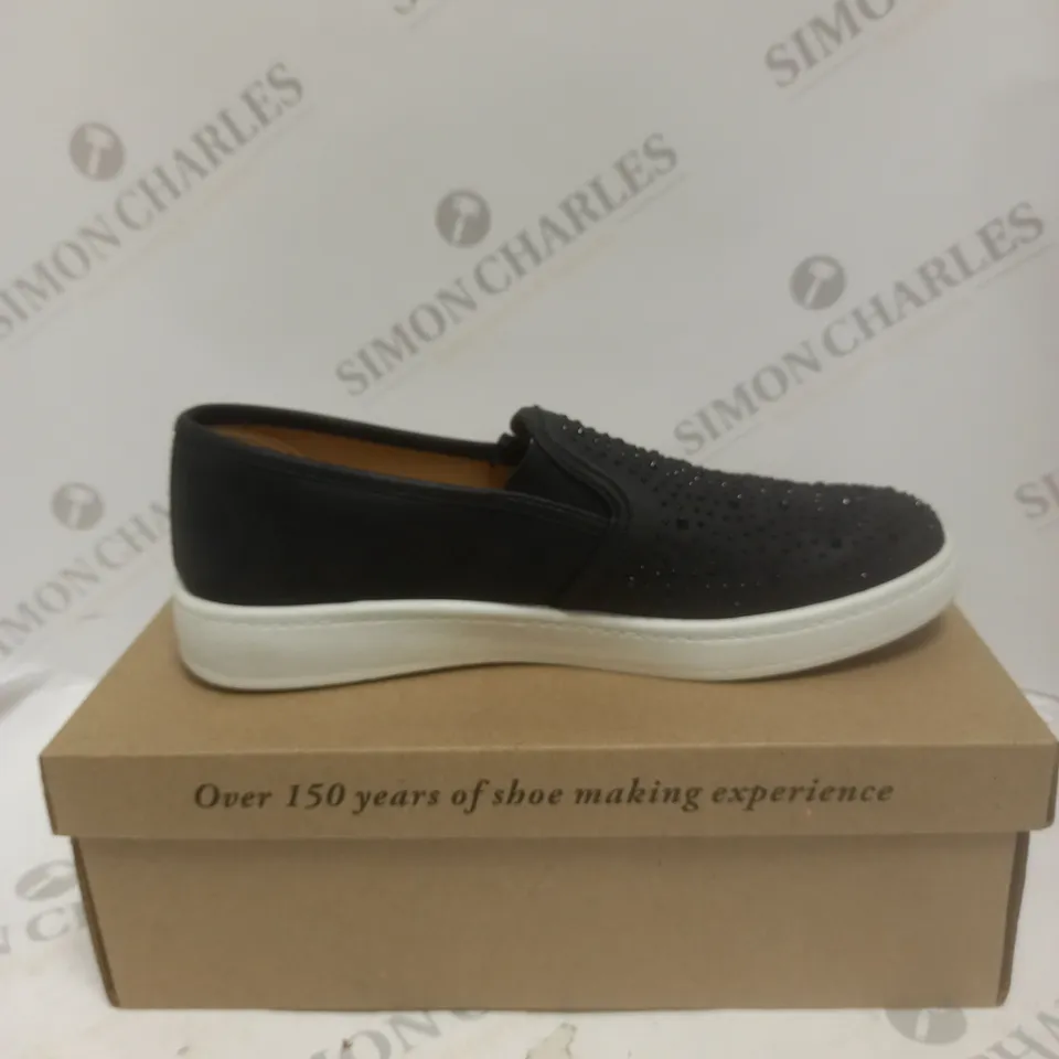 BOXED CUSHION WALK DIAMONATE TRAINERS - SIZE 7