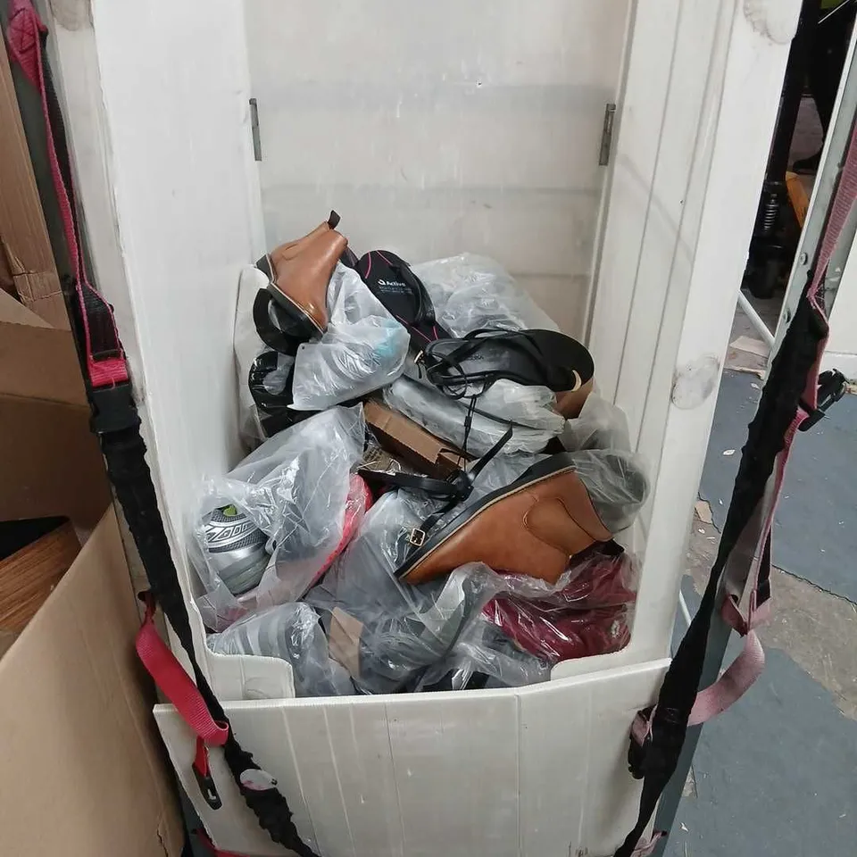 LARGE QUANTITY OF ASSORTED FOOTWEAR