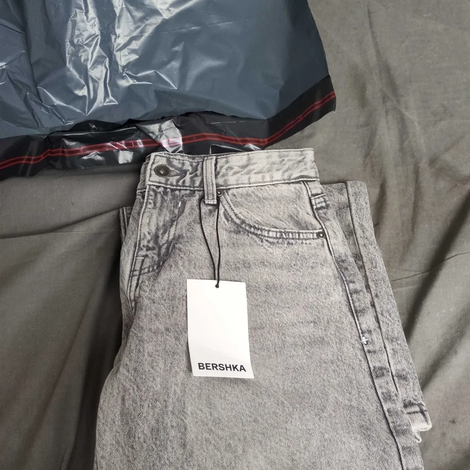 BERSHKA WOMEN’S LIGHT WASH DENIM JEANS – UK 6 (EU 34) – MADE IN BANGLADESH