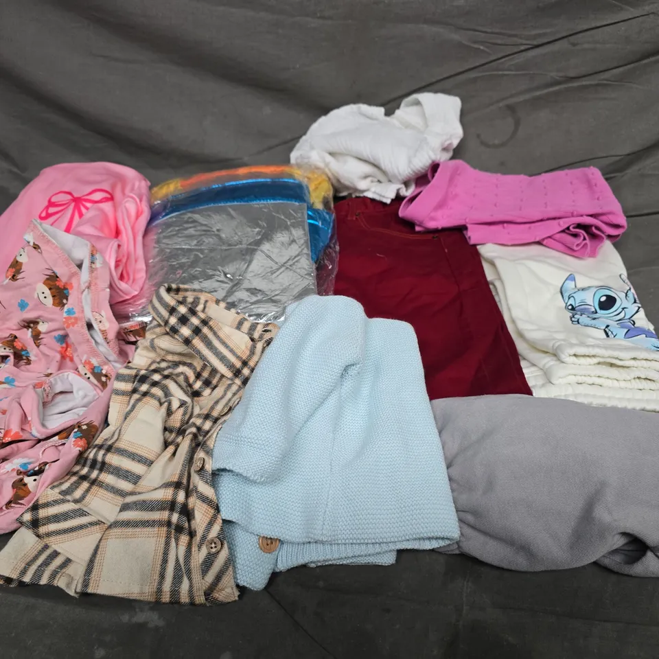 BOX OF APPROXIMATELY 25 ASSORTED KIDS CLOTHING ITEMS 