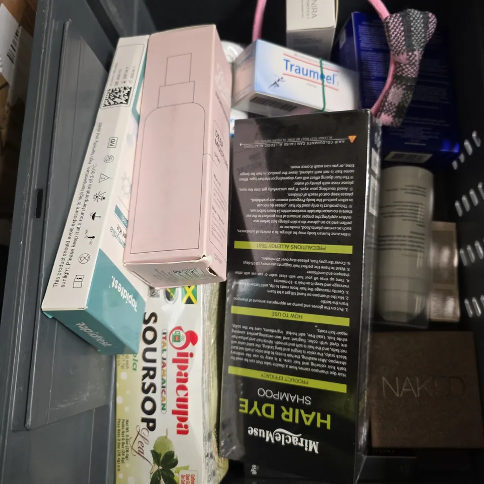 APPROXIMATEY 20 ASSORTED HEALTH AND BEAUTY PRODUCTS TO INCLUDE - UMBRO CHAMPIONS TOILETRIES SET - SUDOCREM AND NIVEA HAND CREAM