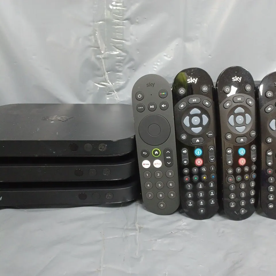 APPROXIMATELY 10 ASSORTED HOUSEHOLD ITEMS TO INCLUDE SKY Q MINI BOX, SKY REMOTE, ETC