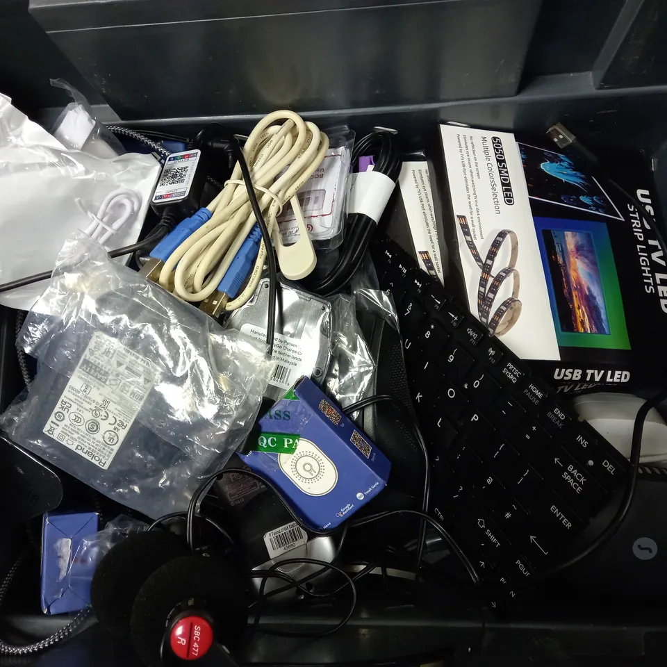 BOX OF APPROX 15 ITEMS TO INCLUDE LED LIGHT STRIP, MP3 PLAYER AND EARBUDS