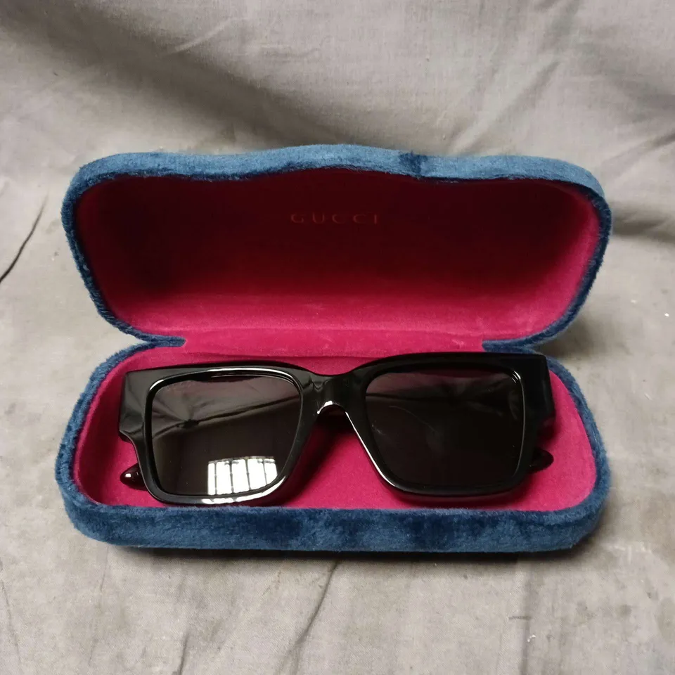 GUCCI SUNGLASSES – BLACK RECTANGULAR FRAME