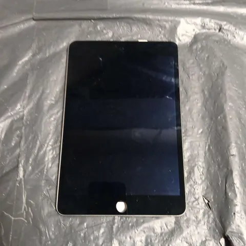 APPLE IPAD A1538 – SILVER TABLET