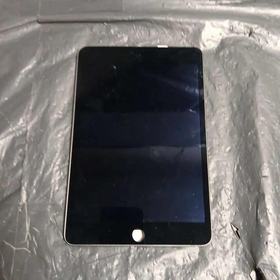 APPLE IPAD A1538 – SILVER TABLET 