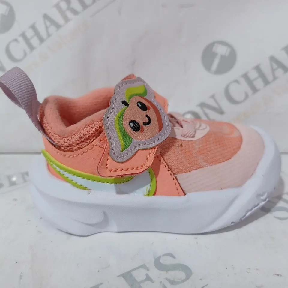 BOXED PAIR OF NIKE TEAM HUSTLE KIDS SHOES IN PEACH COLOUR SIZE C1