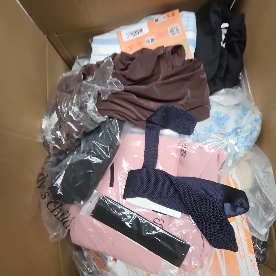 APPROXIMATELY 20 ASSORTED CLOTHING ITEMS IN VARIOUS SIZES, STYLES AND COLOURS