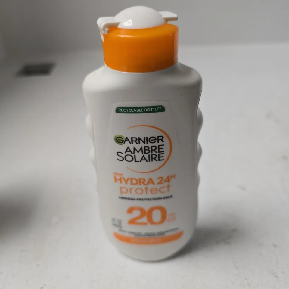 APPROXIMATELY 18 ASSORTED COSMETIC ITEMS INCLUDING GARNIER AMBRE SOLAIRE SUNCREAM , TRESEMME HEAT DEFENCE HAIR SPRAY AND WAKEN WHITENING MOUTHWASH 