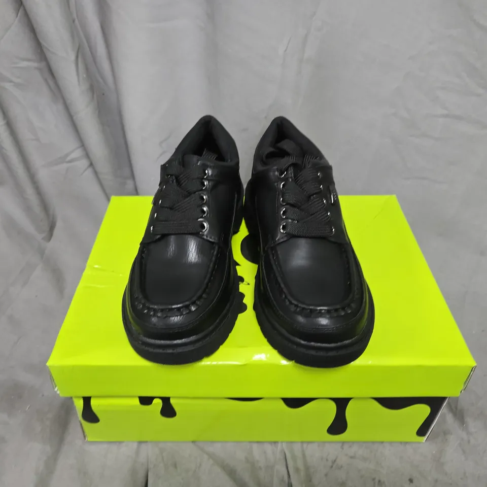 BOXED PAIR OF KOI KIDZ PLAYFUL TREK KIDZ LACE UP SHOES IN BLACK - UK 11