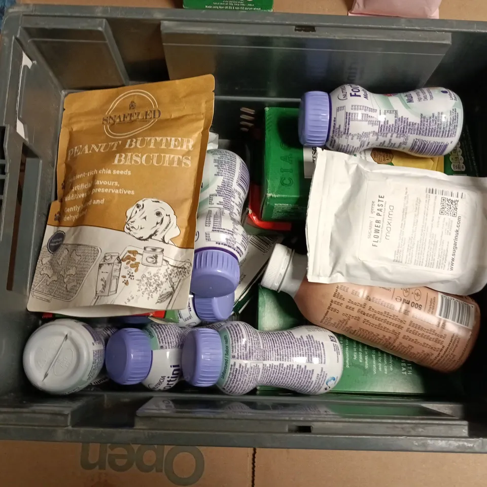 APPROXIMATELY 12 ASSORTED FOOD AND DRINKS ITEMS TO INCLUDE - TESCO LASAGNE PASTA SHEETS, GRIND COFFEE, HUEL BANANA FLAVOURED COMPLETE MEAL DRINK ETC  