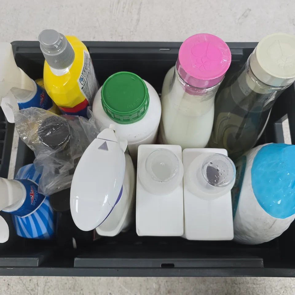 APPROXIMATELY 12 ASSORTED HOUSEHOLD LIQUID PRODUCTS TO INCLUDE WINDOW & GLASS CLEANER, TUBELESS SEALANT, FAIRY NON BIO PLATINUM, ETC - COLLECTION ONLY
