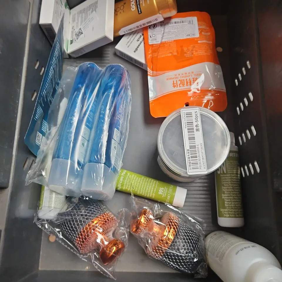 APPROXIMATELY 20 ASSORTED HEALTH & BEAUTY PRODUCTS TO INCLUDE - REN CLEAN SKINCARE GENTLE CLEANSING GEL - PIXI BROW TAMER - FENTY SKIN BUTTA DROP BODY CREAM - ETC