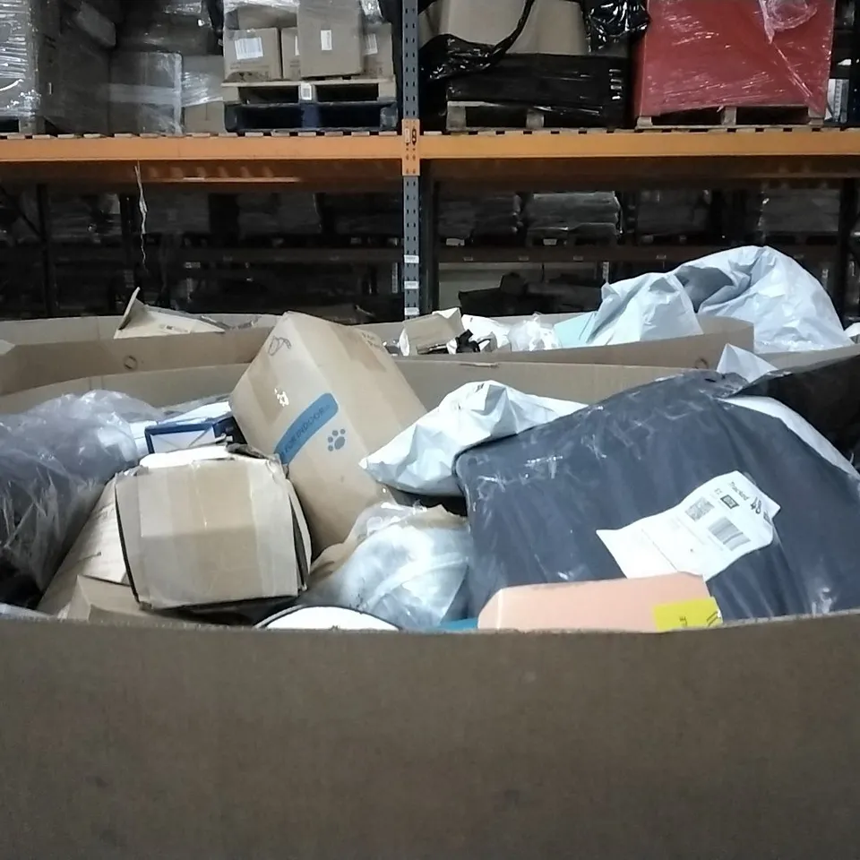 PALLET CONTAINING ASSORTED PILLOWS