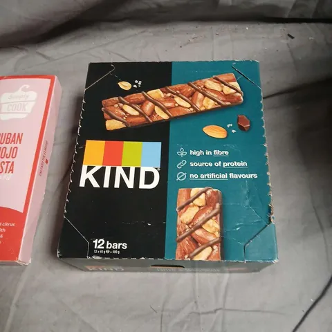 BOX OF APPROXIMATELY 11 ASSORTED FOOD ITEMS INCLUDING  KIND BARS, STOP ’N POP POPCORN, SIMPLY COOK CUBAN MOJO PASTA AND JAPANESE SEARED STEAK KITS