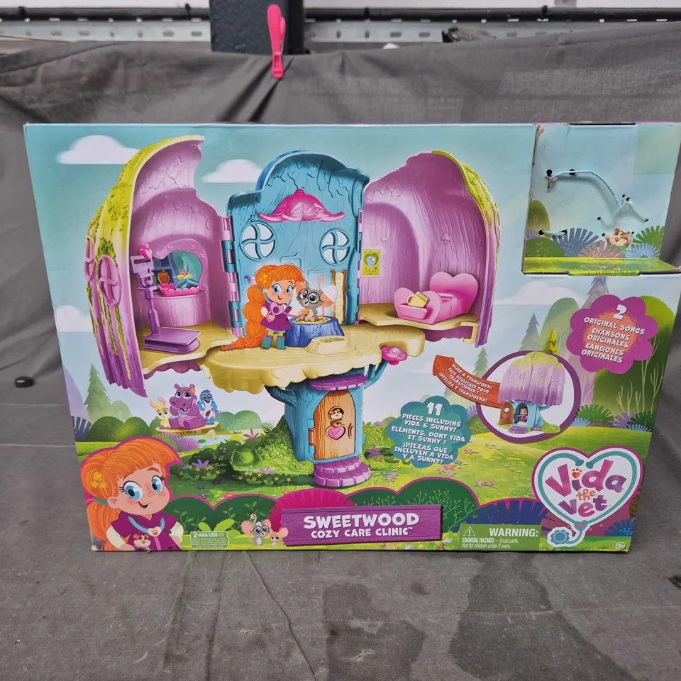 VIDA THE VET SWEETWOOD COZY CARE CLINIC PLAYSET – BOXED