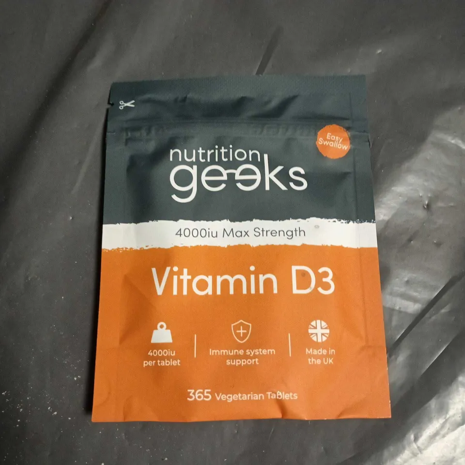 APPROXIMATELY 10 ASSORTED VITAMINS AND SUPPLEMENTS INCLUDING EXTRA DARK CASTOR OIL , HEIGHTS VITAMINS AND NUTRITION GEEKS VITAMIN D3 