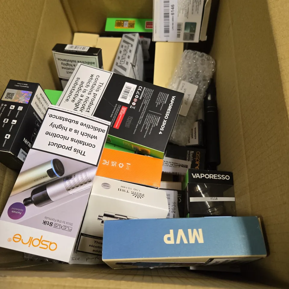 APPROXIMATELY 20 VAPES & E-CIGARETTES TO INCLUDE VAPORESSO, FREEMAX, GEEKVAPE ETC 