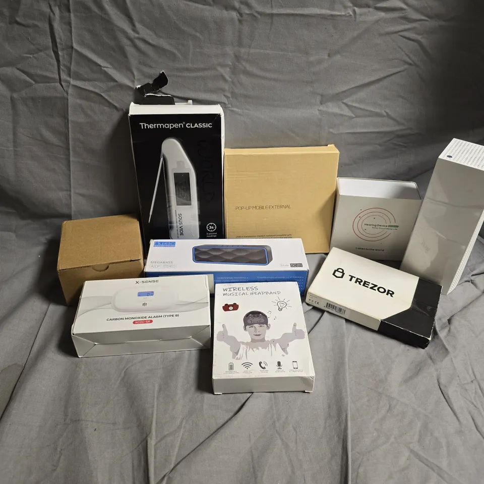APPROXIMATELY 15 ASSORTED ITEMS TO INCLUDE POP-UP MOBILE EXTERNAL, THERMAPEN CLASSIC, CARBON MONOXIDE ALARM, ETC