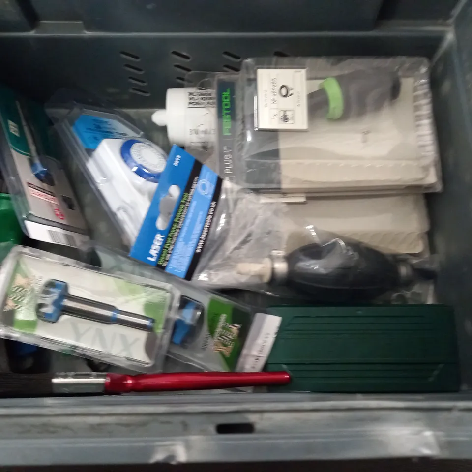 LOT OF ASSORTED TOOLS AND DIY ITEMS TO INCLUDE CHISELS, BLUE ZONE DISCS AND SCREWDRIVER SET