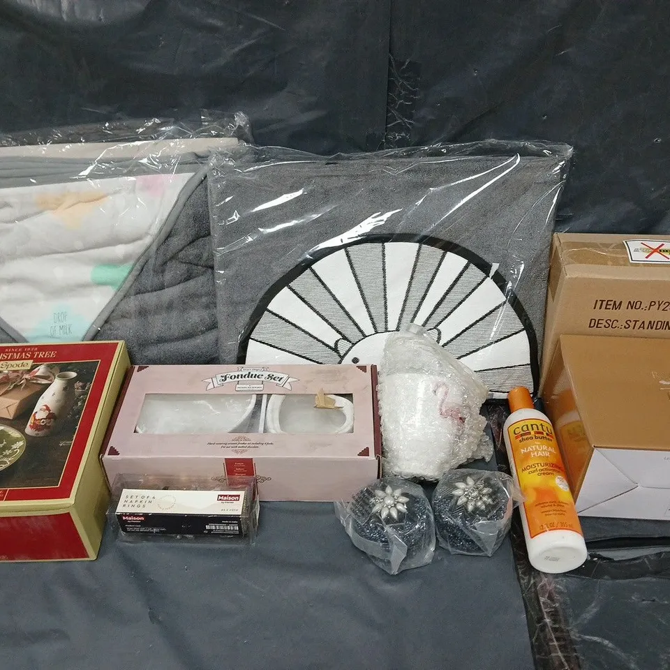 LARGE BOX OF APPROXIMATELY 15 ASSORTED HOUSEHOLD GOODS TO INCLUDE STANDING GREYHOUND, SANTA PLATE, AND BABY MAT ETC. 