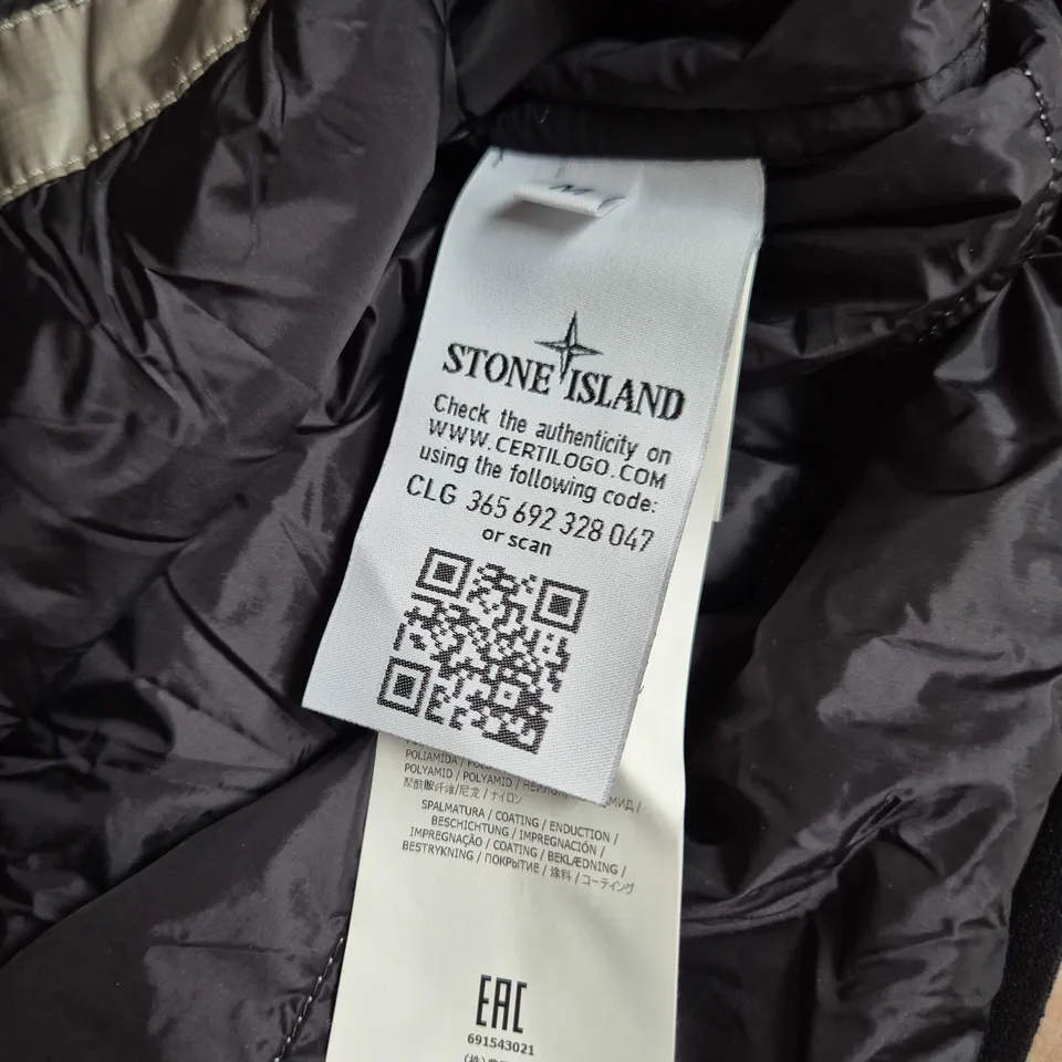 STONE ISLAND METALLIC PUFFER JACKET – SILVER/GREY – SIZE M