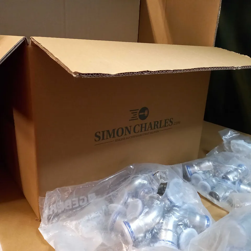 LOT OF APPROX 10 ASSORTED HOUSEHOLD/DIY ITEMS TO INCLUDE: GEBERIT PARTS, EXTENSION LEAD, SMALL HAMMER