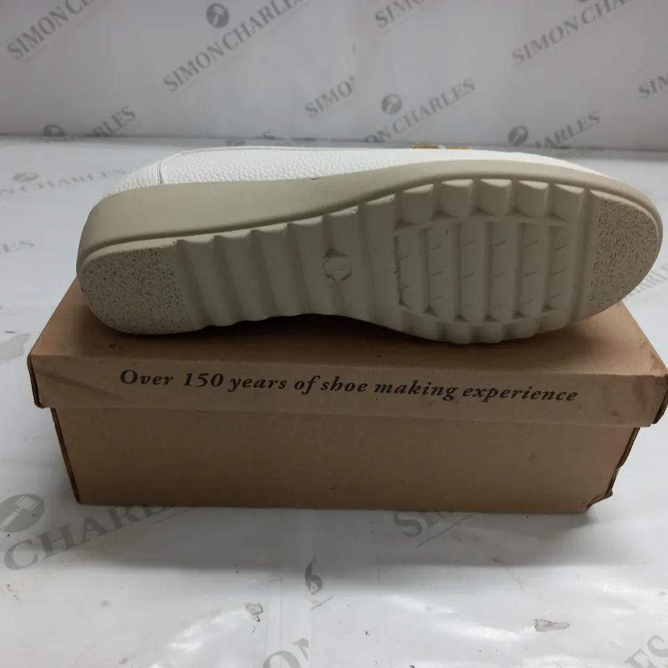 BOXED CUSHION-WALK CREAM LOAFERS SIZE 7