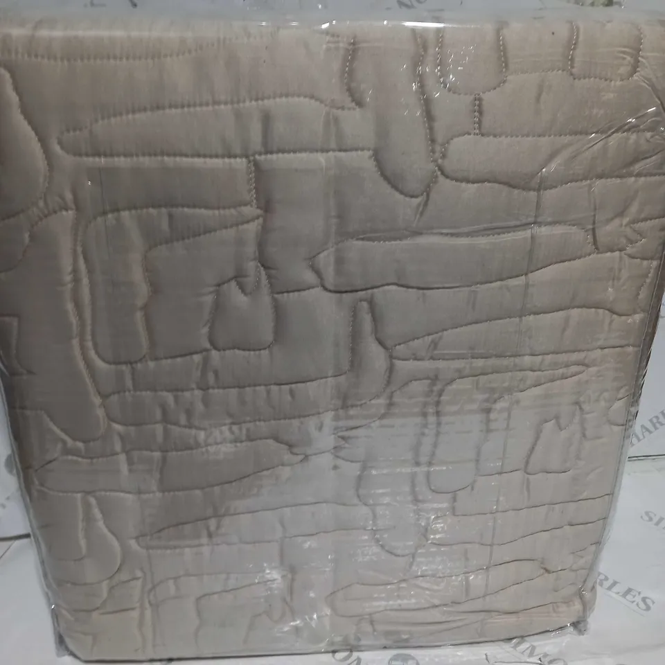 K BY KELLY HOPPEN ABSTRACT GEO BEDSPREAD AND SET OF 2 SHAMS LATTE SUPERKING SIZE