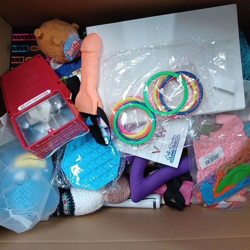 BOX OF APPROX 30 ASSORTED TOYS TO INCLUDE - WENTWORTH WOODED PUZZEL LONDON CITYSCAPE - D&D DUNDEON MAYHEM - THE AMBER TRUST WITH MUSIC MIND ECT