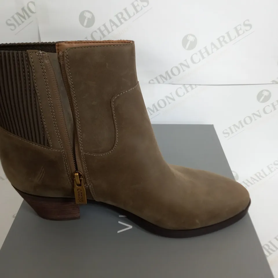 BOXED PAIR OF VIONIC LOW HEEL ANKLE BOOTS IN BLACK SIZE 6.5