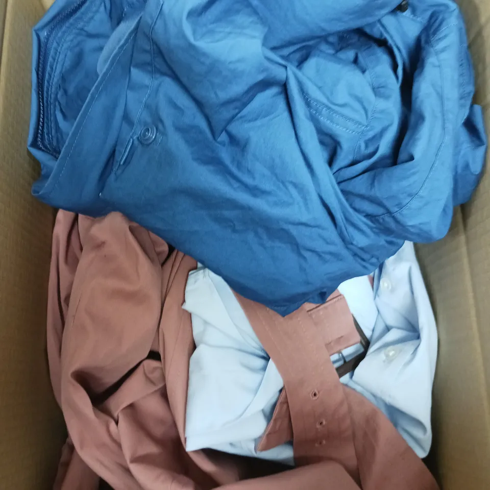 APPROXIMATELY 5 ASSORTED HOUSEHOLD PRODUCTS TO INCLUDE PET BLANKET, MAKITA JACKET, CLOTHING PRODUCTS ETC 