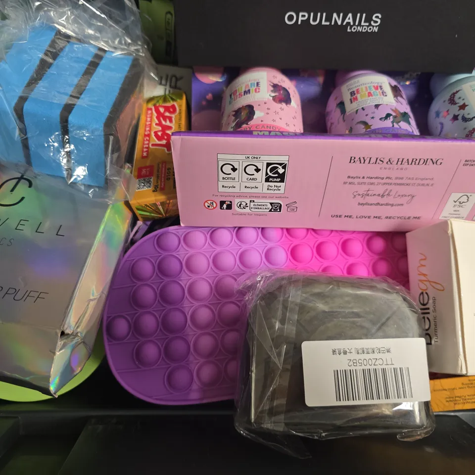 APPROXIMATELY 15 ASSORTED COSMETIC ITEMS TO INCLUDE HERPO THERM, HALO GROW, ETC - COLLECTION ONLY