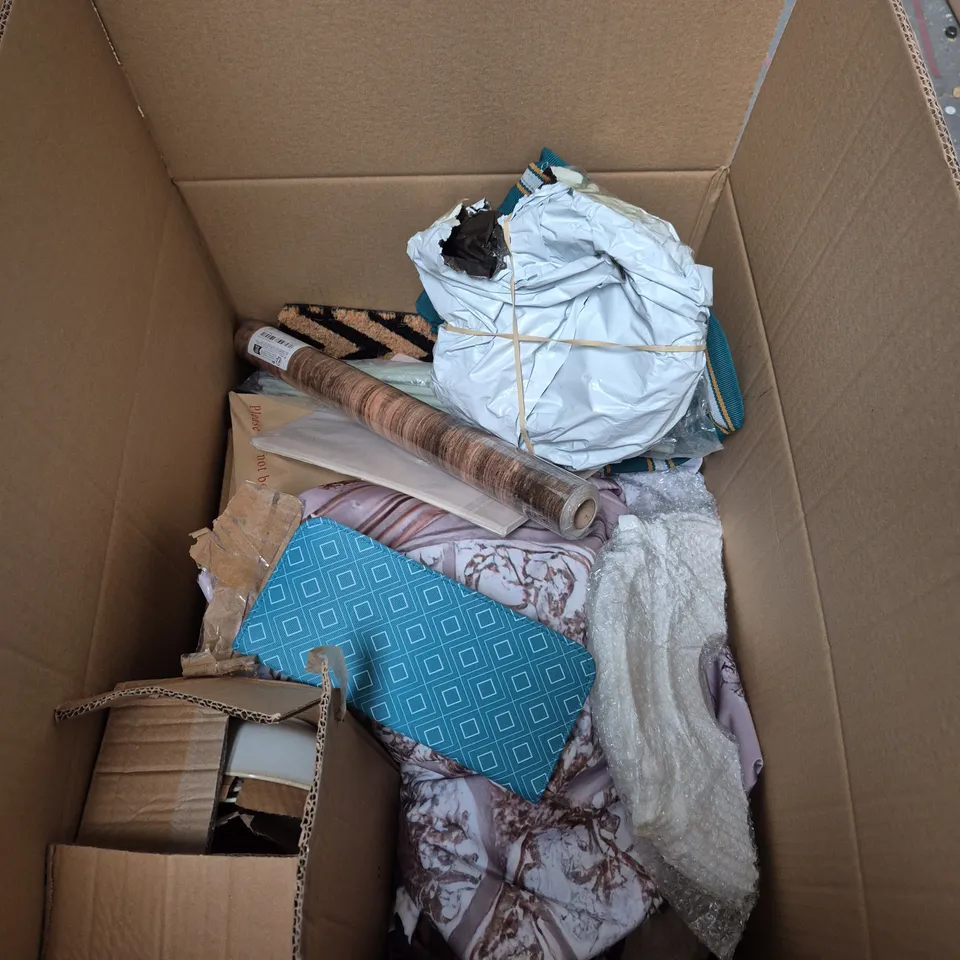 BOX OF APPROXIMATELY 15 ASSORTED HOUSEHOLD ITEMS TO INCLUDE SHOWER HEAD, MINI FAN AND MICROWAVE MITTS