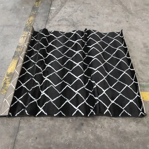 ZIGZAG NOIR DIAMOND PATTERN RUG - BLACK // SIZE: 120 X 160cm