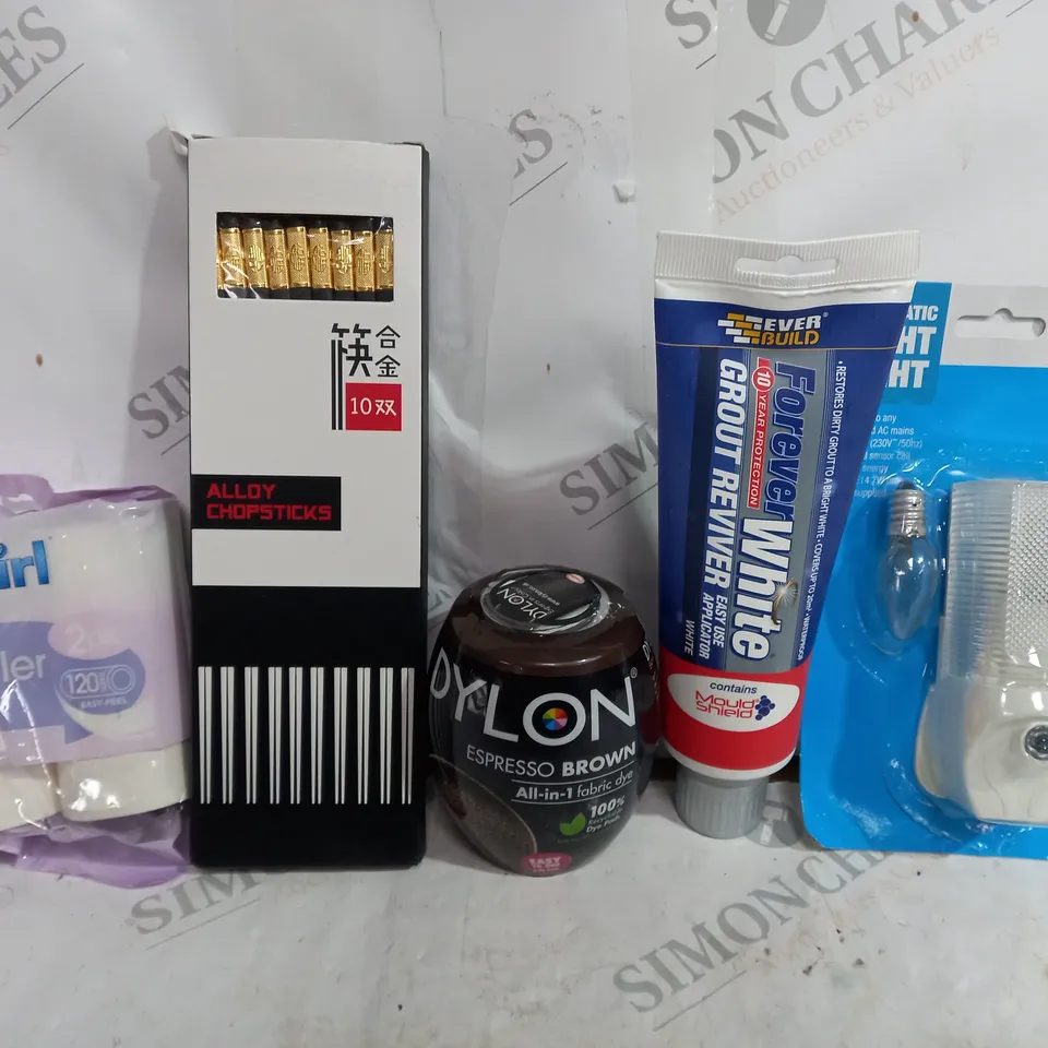 BOX OF APPROXIMATELY 15 ASSORTED ITEMS TO INCLUDE - ALLOY CHOPSTICKS - SWIRL LINT ROLLER REFILLS - NIGHT LIGHT ECT