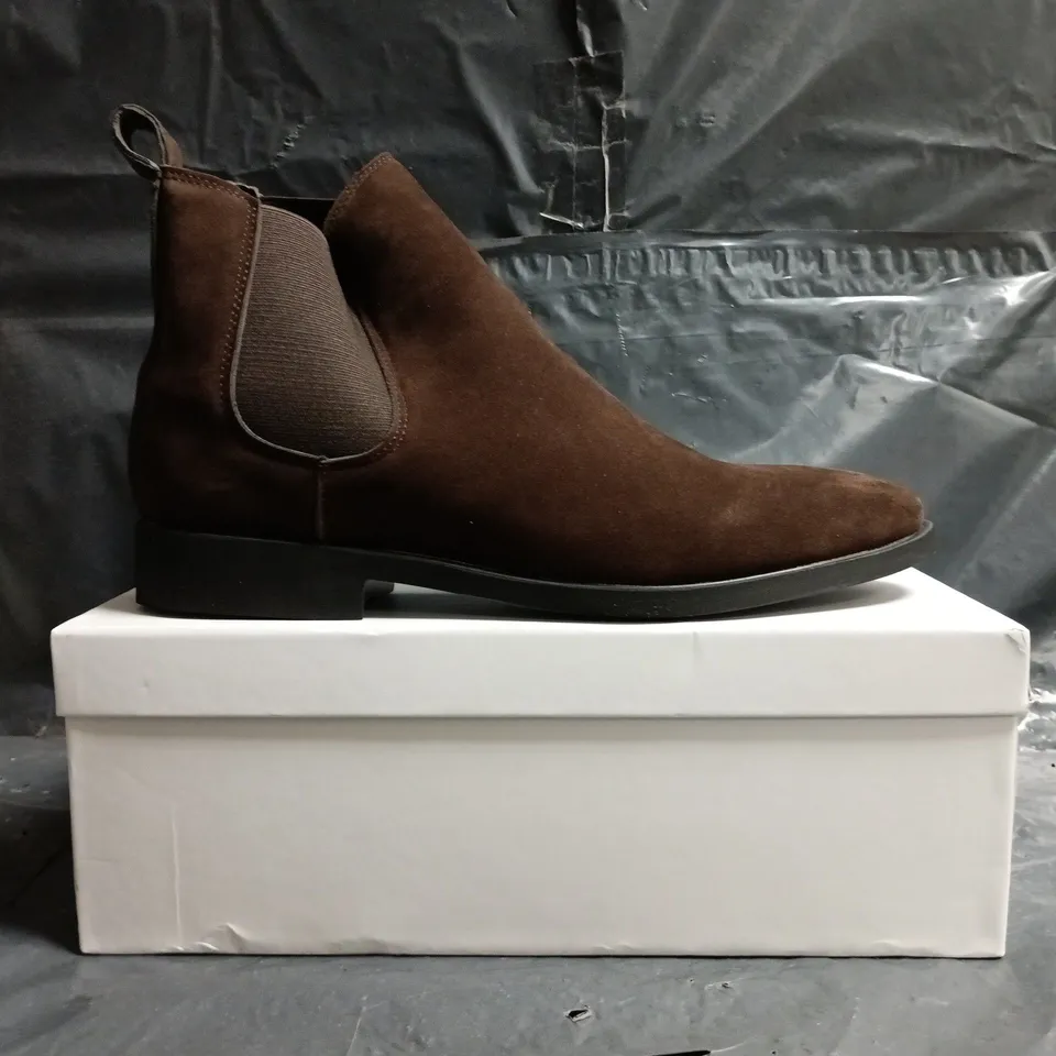 BOXED PAIR OF CONZURI HAMPTONS SHOES IN BROWN SIZE EU 44