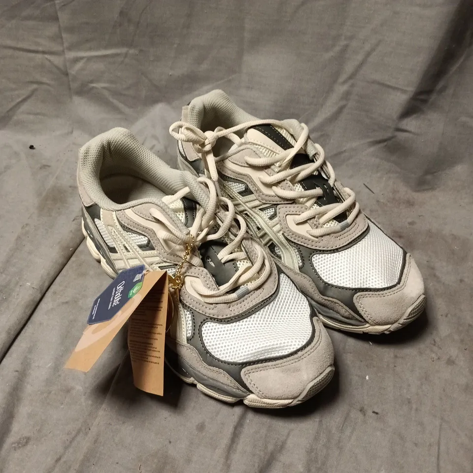 ASICS RUNNING SHOES - GREY/WHITE MESH WITH SUEDE OVERLAYS (ORTHOLITE TAG ATTACHED) SIZE 9